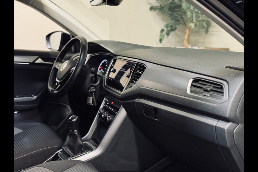 Volkswagen T-Roc 1.5 TSI Active | 17" | CarPlay | Stoelverw. |