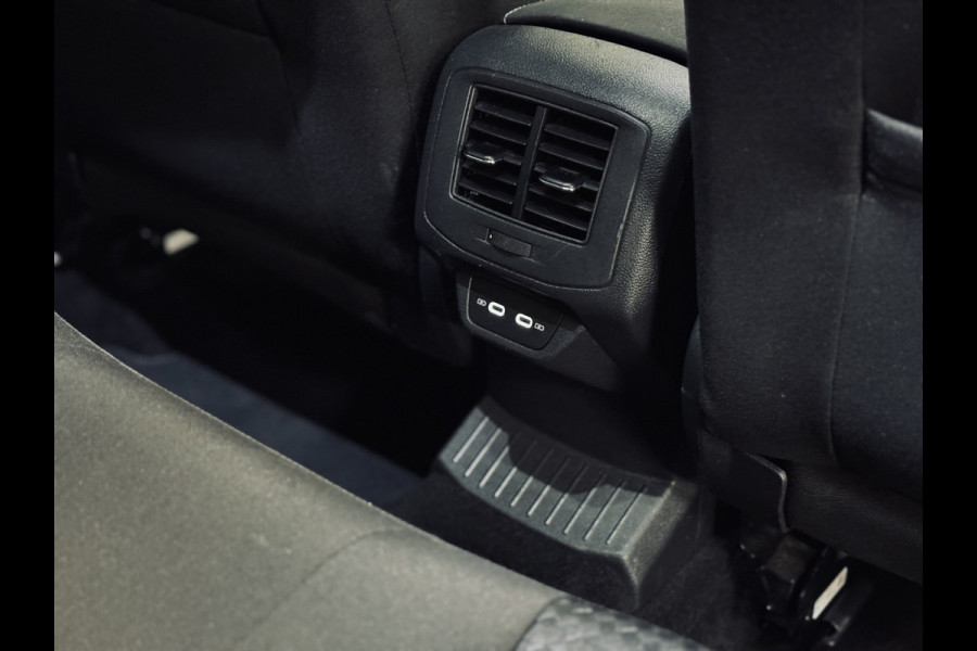 Volkswagen T-Roc 1.5 TSI Active | 17" | CarPlay | Stoelverw. |