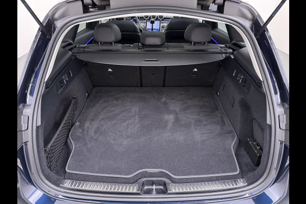 Mercedes-Benz GLC 300e 4Matic // Trekhaak // Panoramadak // 360 Camera // Distronic // GRATIS Winterbandenset // Carplay