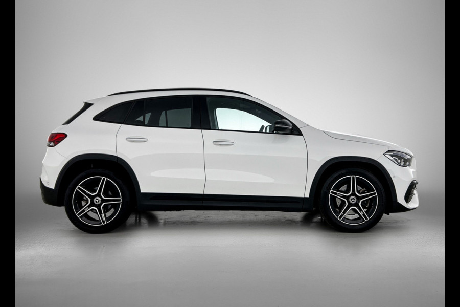Mercedes-Benz GLA 180 AMG Line Premium | Night Pakket | Ledkoplampen | Parkeerpakket met achteruitrijcamera | Sfeerverlichting. Inclusief 24 maanden Mercedes-Benz Certified garantie voor Europa.