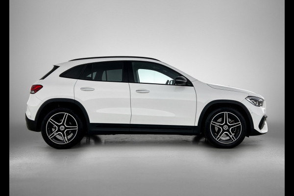 Mercedes-Benz GLA 180 AMG Line Premium | Night Pakket | Ledkoplampen | Parkeerpakket met achteruitrijcamera | Sfeerverlichting. Inclusief 24 maanden Mercedes-Benz Certified garantie voor Europa.