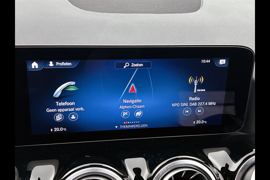 Mercedes-Benz GLA 180 AMG Line Premium | Night Pakket | Ledkoplampen | Parkeerpakket met achteruitrijcamera | Sfeerverlichting. Inclusief 24 maanden Mercedes-Benz Certified garantie voor Europa.