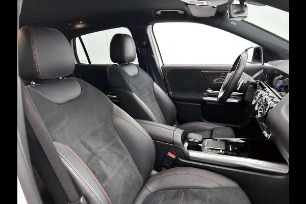 Mercedes-Benz GLA 180 AMG Line Premium | Night Pakket | Ledkoplampen | Parkeerpakket met achteruitrijcamera | Sfeerverlichting. Inclusief 24 maanden Mercedes-Benz Certified garantie voor Europa.