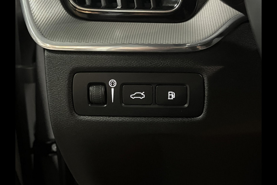 Volvo XC60 2.0 T6 Plug-in hybrid AWD Plus Dark SOH 98% *Long range* Adapt. Cruise | Open dak | Harman/Kardon | Stuur-/Stuurverwarming | Carplay | Achteruitrijcamera