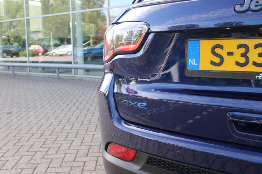 Jeep Compass 4xe 240PK Plug-in Hybrid ELECTRIC S | AFNEEMBARE TREKHAAK | PANORAMA SCHUIF/KANTEL DAK | DAB+ RADIO | NAVIGATIE | ELEKTRISCH BEDIENBARE VOORSTOELEN MET GEHEUGENFUNCTIE OP DE BESTUURDERSSTOEL | STOEL/STUUR VERWARMING | STOEL VENTILATIE | CRUISE CONTROL | DODEHOEK DETECTIE | CLIMATE CONTROL | XENON KOPLAMPEN | LEDEREN BEKLEDING | ELEKTRISCH BEDIENBARE ACHTERKLEP | KEYLESS ENTRY/START | PARKEERSENSOREN VOOR + ACHTER | ACHTERUITRIJ CAMERA | ALPINE AUDIO SYSTEM |