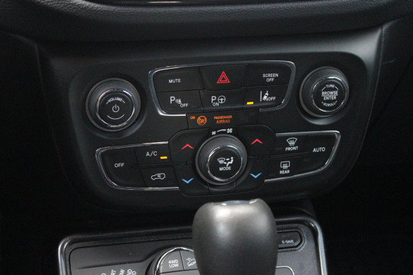 Jeep Compass 4xe 240PK Plug-in Hybrid ELECTRIC S | AFNEEMBARE TREKHAAK | PANORAMA SCHUIF/KANTEL DAK | DAB+ RADIO | NAVIGATIE | ELEKTRISCH BEDIENBARE VOORSTOELEN MET GEHEUGENFUNCTIE OP DE BESTUURDERSSTOEL | STOEL/STUUR VERWARMING | STOEL VENTILATIE | CRUISE CONTROL | DODEHOEK DETECTIE | CLIMATE CONTROL | XENON KOPLAMPEN | LEDEREN BEKLEDING | ELEKTRISCH BEDIENBARE ACHTERKLEP | KEYLESS ENTRY/START | PARKEERSENSOREN VOOR + ACHTER | ACHTERUITRIJ CAMERA | ALPINE AUDIO SYSTEM |