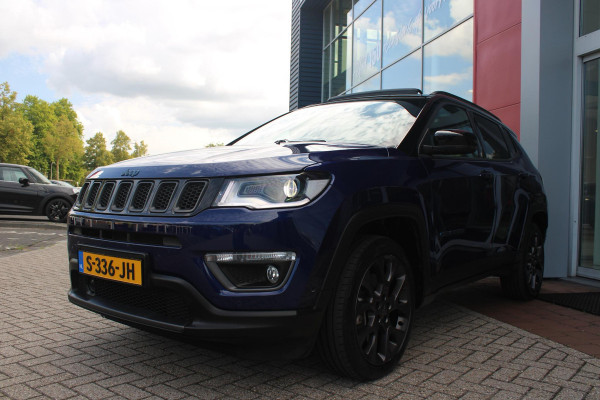 Jeep Compass 4xe 240PK Plug-in Hybrid ELECTRIC S | AFNEEMBARE TREKHAAK | PANORAMA SCHUIF/KANTEL DAK | DAB+ RADIO | NAVIGATIE | ELEKTRISCH BEDIENBARE VOORSTOELEN MET GEHEUGENFUNCTIE OP DE BESTUURDERSSTOEL | STOEL/STUUR VERWARMING | STOEL VENTILATIE | CRUISE CONTROL | DODEHOEK DETECTIE | CLIMATE CONTROL | XENON KOPLAMPEN | LEDEREN BEKLEDING | ELEKTRISCH BEDIENBARE ACHTERKLEP | KEYLESS ENTRY/START | PARKEERSENSOREN VOOR + ACHTER | ACHTERUITRIJ CAMERA | ALPINE AUDIO SYSTEM |