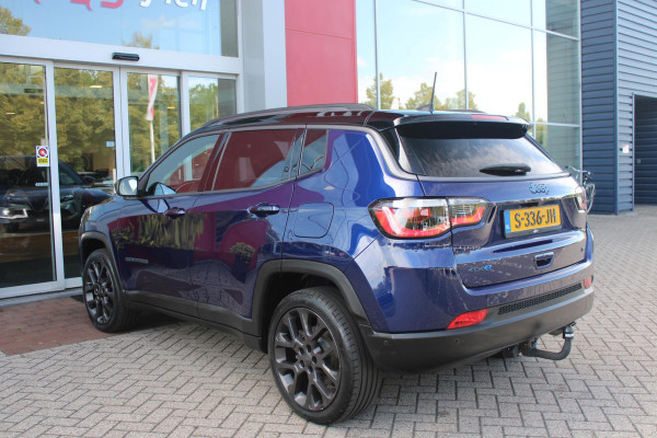 Jeep Compass 4xe 240PK Plug-in Hybrid ELECTRIC S | AFNEEMBARE TREKHAAK | PANORAMA SCHUIF/KANTEL DAK | DAB+ RADIO | NAVIGATIE | ELEKTRISCH BEDIENBARE VOORSTOELEN MET GEHEUGENFUNCTIE OP DE BESTUURDERSSTOEL | STOEL/STUUR VERWARMING | STOEL VENTILATIE | CRUISE CONTROL | DODEHOEK DETECTIE | CLIMATE CONTROL | XENON KOPLAMPEN | LEDEREN BEKLEDING | ELEKTRISCH BEDIENBARE ACHTERKLEP | KEYLESS ENTRY/START | PARKEERSENSOREN VOOR + ACHTER | ACHTERUITRIJ CAMERA | ALPINE AUDIO SYSTEM |