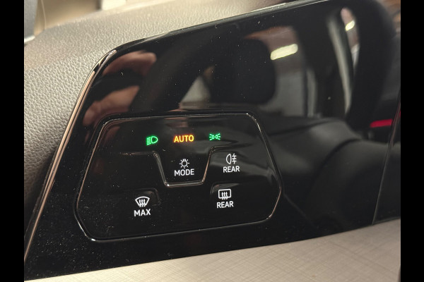 Volkswagen Golf 1.5 eTSI Life Edition | Stoel/Stuurverwarming | Carplay | Parkeersensoren | Led | Sfeerverlichting