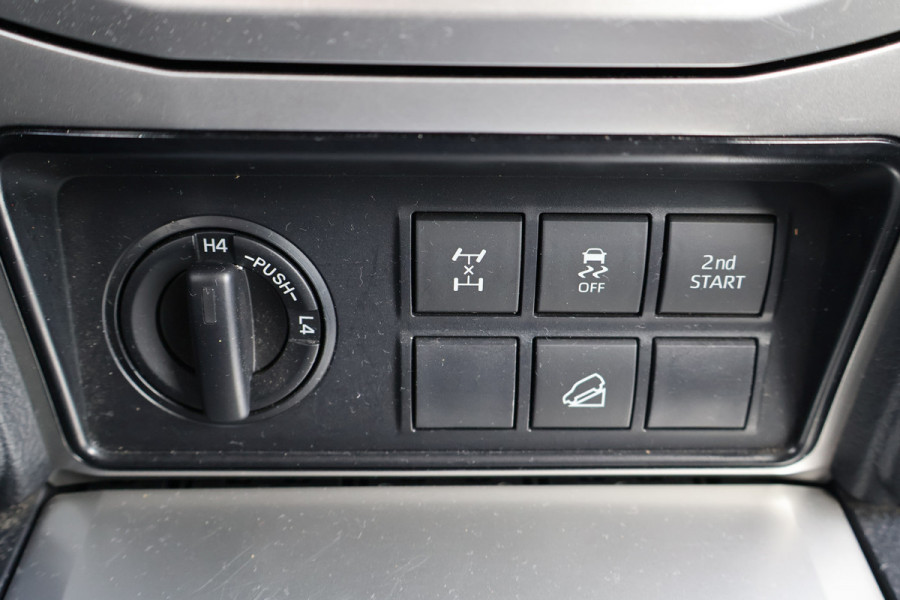 Toyota Land Cruiser 2.8 D-4D-F Challenger Window Van