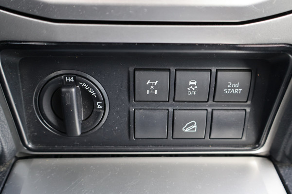 Toyota Land Cruiser 2.8 D-4D-F Challenger Window Van
