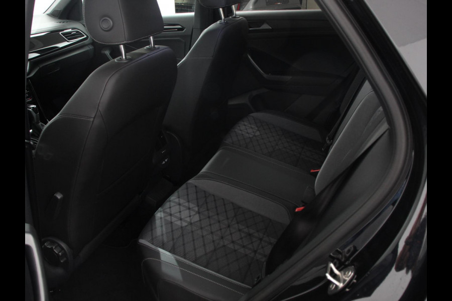 Volkswagen T-Roc 1.5 TSI 150pk Automaat R-Line Edition Navigatie Apple Carplay/Android Auto Camera Climate Control Electrisch te openen achterklep Dab Verwarmbare stoelen