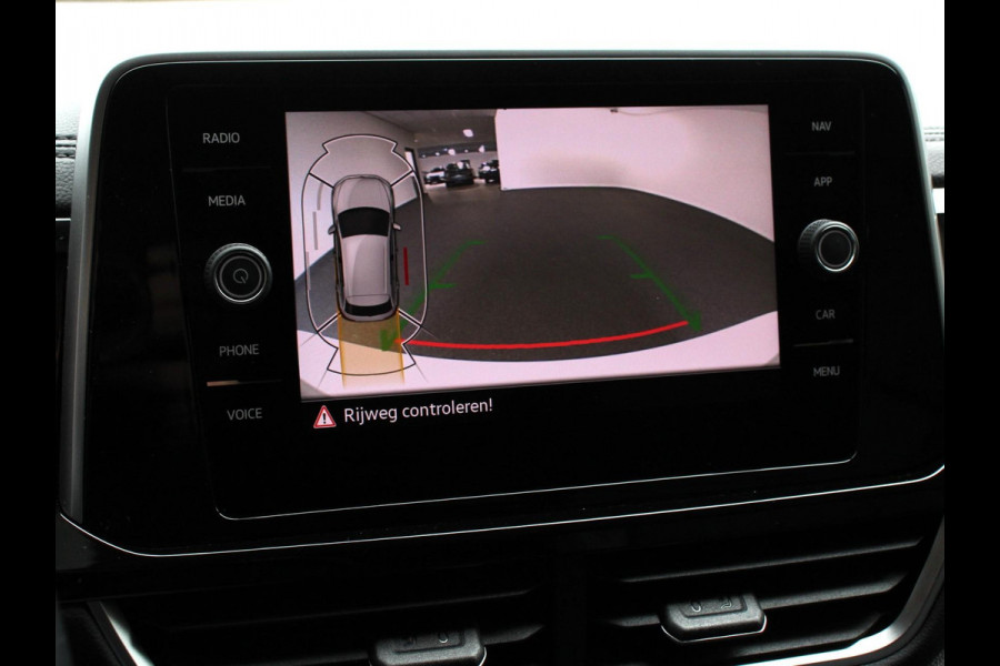 Volkswagen T-Roc 1.5 TSI 150pk Automaat R-Line Edition Navigatie Apple Carplay/Android Auto Camera Climate Control Electrisch te openen achterklep Dab Verwarmbare stoelen