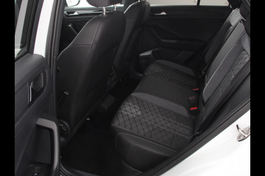 Volkswagen T-Roc 1.5 TSI 150pk Automaat R-Line Edition Navigatie Apple Carplay/Android Auto Camera Climate Control Electrisch te openen achterklep Dab Verwarmbare stoelen