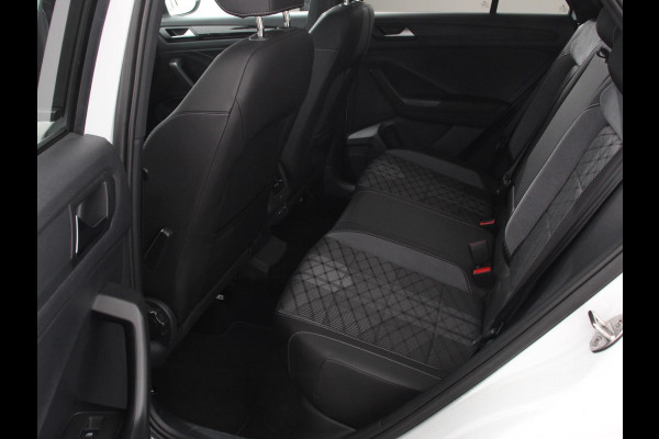 Volkswagen T-Roc 1.5 TSI 150pk Automaat R-Line Edition Navigatie Apple Carplay/Android Auto Camera Climate Control Electrisch te openen achterklep Dab Verwarmbare stoelen