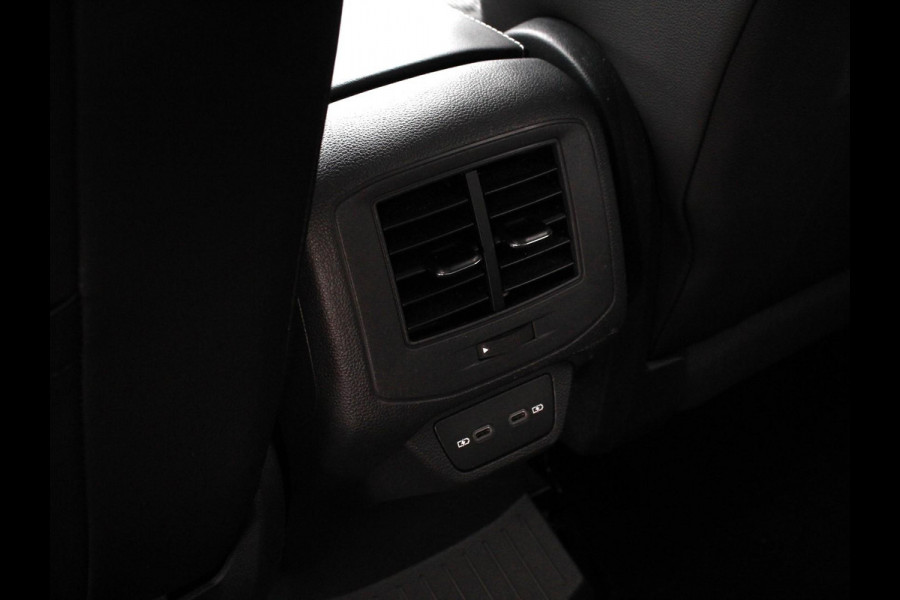 Volkswagen T-Roc 1.5 TSI 150pk Automaat R-Line Edition Navigatie Apple Carplay/Android Auto Camera Climate Control Electrisch te openen achterklep Dab Verwarmbare stoelen