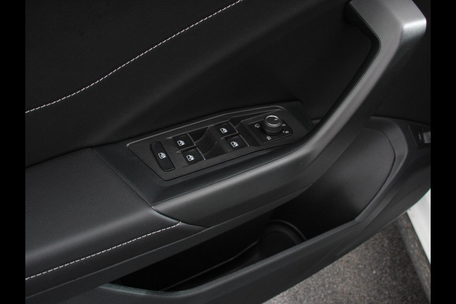 Volkswagen T-Roc 1.5 TSI 150pk Automaat R-Line Edition Navigatie Apple Carplay/Android Auto Camera Climate Control Electrisch te openen achterklep Dab Verwarmbare stoelen