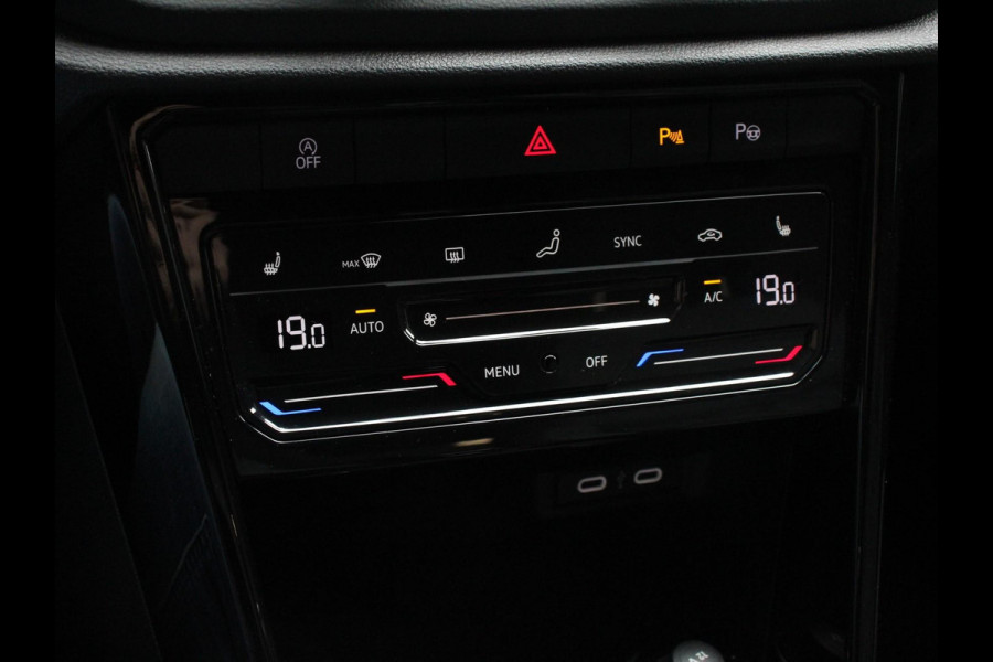 Volkswagen T-Roc 1.5 TSI 150pk Automaat R-Line Edition Navigatie Apple Carplay/Android Auto Camera Climate Control Electrisch te openen achterklep Dab Verwarmbare stoelen