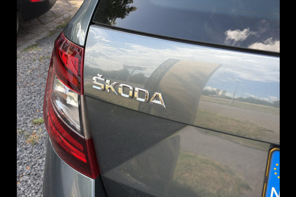 Škoda Octavia Combi 1.5 TSI Greentech Style Business 2e Eigenaar,Draadloze telefoonlader,Carplay,Camera,Navi,Trekhaak,150pk,Pdc V+A,Keyless,Clima,Cruise,Elekt.Stoel,Recent beurt gehad,N.A.P,Apk tot 07-2027