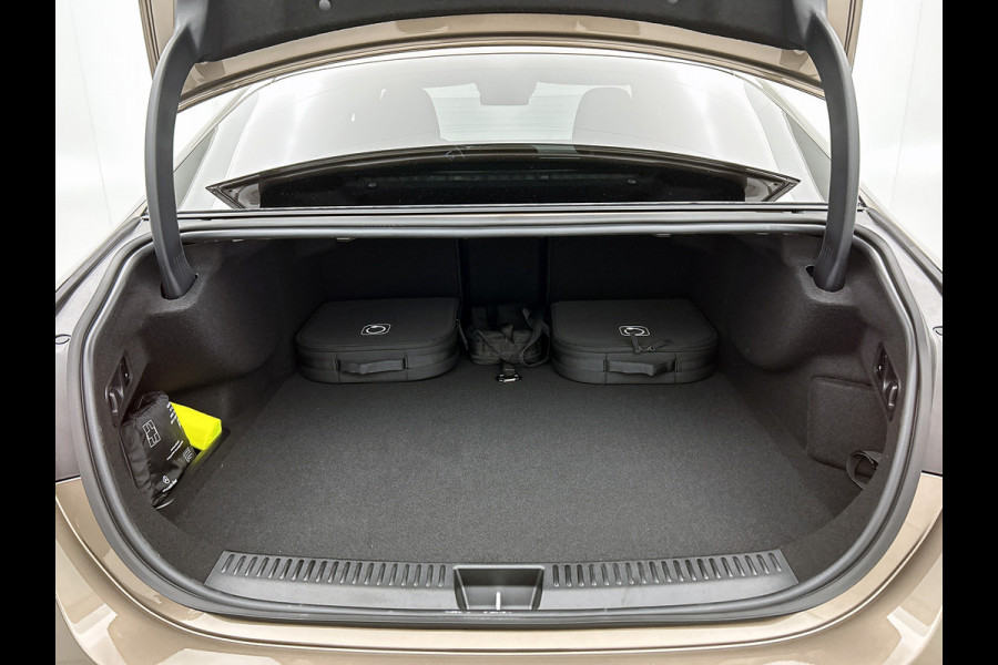 Mercedes-Benz E-Klasse 300 e Sport Edition | Premium pakket | Rijassistentie pakket Plus | Winter pakket | Nightpakket | Trekhaak | 20 inch AMG velgen | Panoramaschuifdak | 360°-camera | Burmester® 4D sound system |