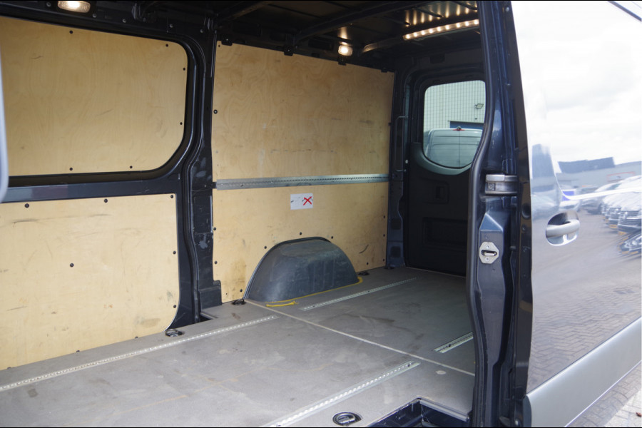 Mercedes-Benz Sprinter 319 3.0 CDI V6 L2H1 MARGE! AUT. LED, 2X SCHUIFDEUR, 3.5T TREKHAAK, LEDER, ADAPT. CRUISE, 360 CAMERA, NAVI, CLIMA, STOELVERWARMIN