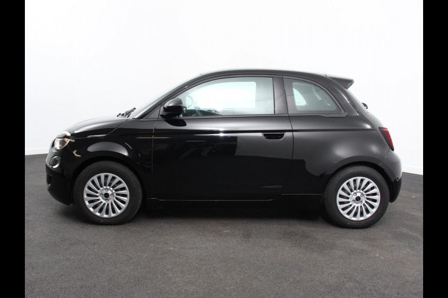 Fiat 500E Urban 42 kWh Airco Climatronic 360 Camera Stoelverwarming Keyless Wireless CarPlay Dodehoek Assistant 85 kW Charger Actieradius 320km WLTP