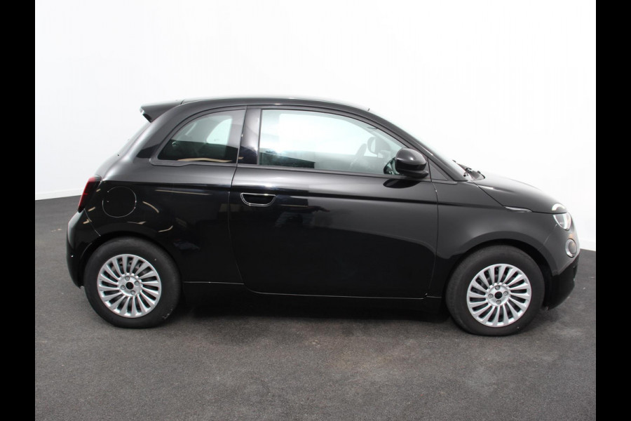 Fiat 500E Urban 42 kWh Airco Climatronic 360 Camera Stoelverwarming Keyless Wireless CarPlay Dodehoek Assistant 85 kW Charger Actieradius 320km WLTP