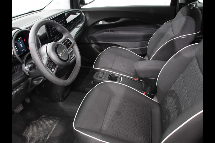 Fiat 500E Urban 42 kWh Airco Climatronic 360 Camera Stoelverwarming Keyless Wireless CarPlay Dodehoek Assistant 85 kW Charger Actieradius 320km WLTP