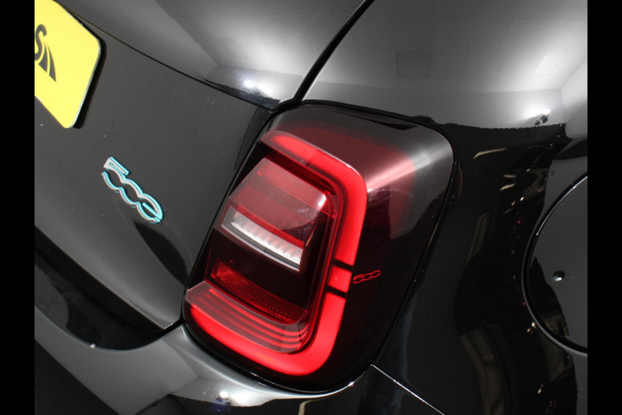 Fiat 500E Urban 42 kWh Airco Climatronic 360 Camera Stoelverwarming Keyless Wireless CarPlay Dodehoek Assistant 85 kW Charger Actieradius 320km WLTP