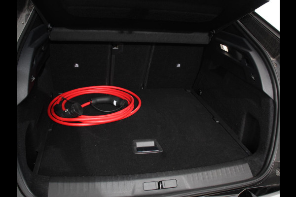 Peugeot E-3008 210 GT-Line Automaat Climate control Adaptieve cruise control 360 camera Keyless Apple Carplay/ Android auto Led Verwarmde voorstoelen Stuurverwarming Parkeersensoren Navigatie Afneembare Trekhaak