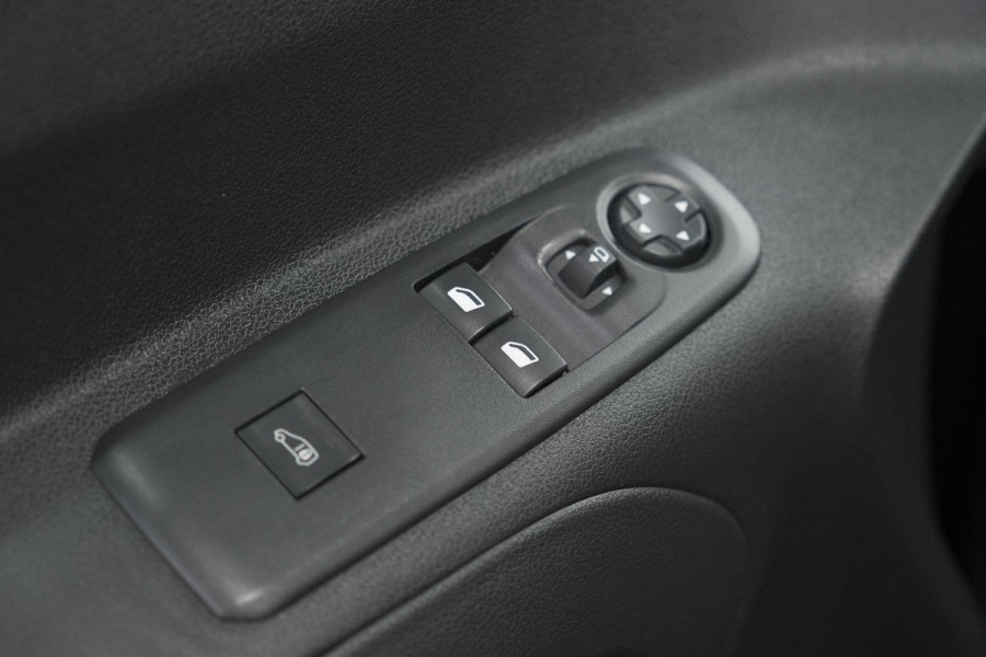 Peugeot Partner 1.5 BlueHDi 130 EAT8 S&S L1 | Houten laadvloer | Trekhaak | Camera | Parkeersensoren | Apple Carplay
