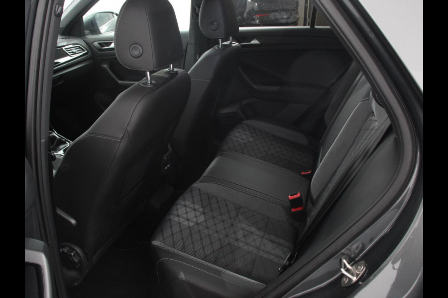 Volkswagen T-Roc 1.5 TSI 150pk Automaat R-Line Edition Navigatie Apple Carplay/Android Auto Camera Climate Control Electrisch te openen achterklep Dab Verwarmbare stoelen