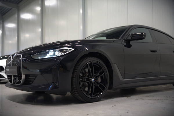 BMW i4 eDrive40 84 kWh | Stoelverwarming | Stuurverwarming | Apple Carplay | Adaptive Cruise Control | Memory Seat | Trekhaak | Camera | Parkeersensoren | Navigatie | Ambiance Verlichting | HIFI | SOH 96.52% |