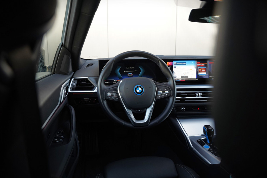 BMW i4 eDrive40 84 kWh | Stoelverwarming | Stuurverwarming | Apple Carplay | Adaptive Cruise Control | Memory Seat | Trekhaak | Camera | Parkeersensoren | Navigatie | Ambiance Verlichting | HIFI | SOH 96.52% |