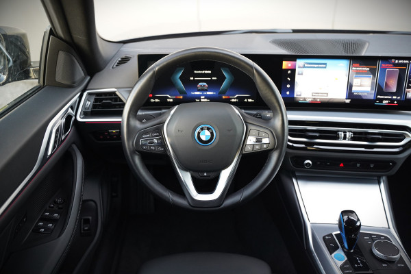 BMW i4 eDrive40 84 kWh | Stoelverwarming | Stuurverwarming | Apple Carplay | Adaptive Cruise Control | Memory Seat | Trekhaak | Camera | Parkeersensoren | Navigatie | Ambiance Verlichting | HIFI | SOH 96.52% |
