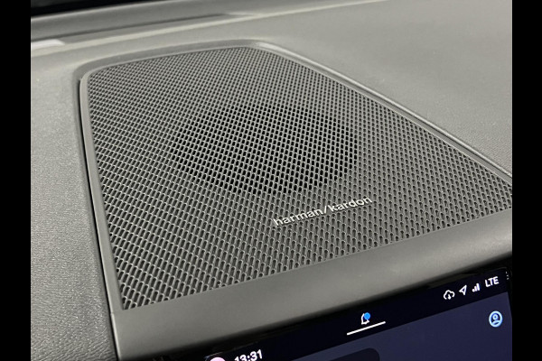 Volvo XC60 T6 AWD Recharge Plus Dark Adaptive cruise | Open dak | Stuur-/Stoelverwarming | Harman & Kardon | Camera | Google | 21" wielen