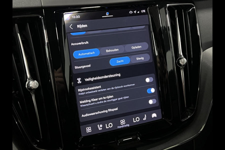 Volvo XC60 T6 AWD Recharge Plus Dark Adaptive cruise | Open dak | Stuur-/Stoelverwarming | Harman & Kardon | Camera | Google | 21" wielen