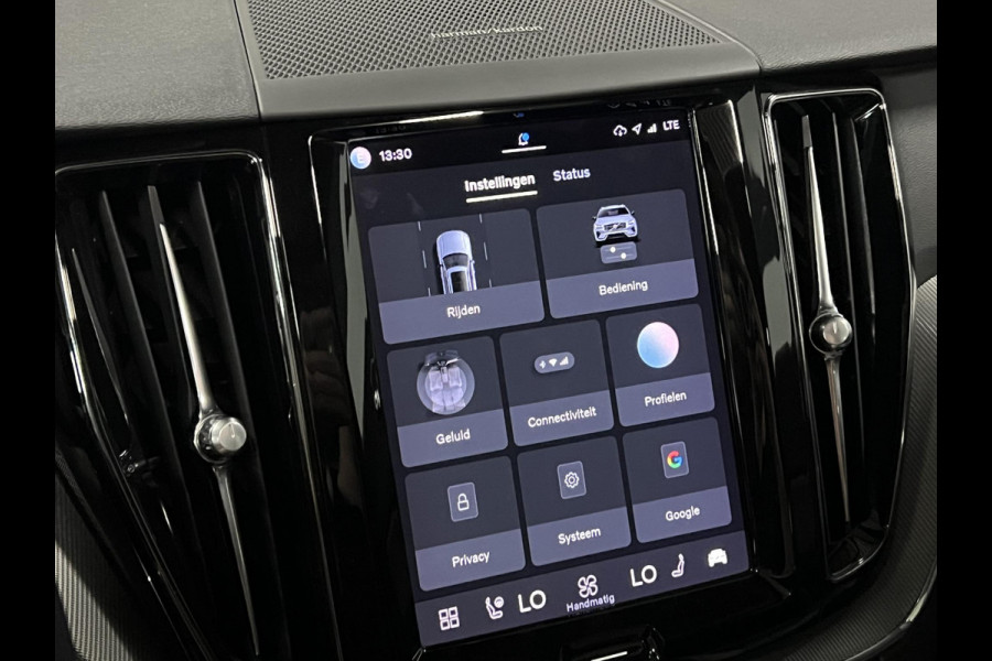 Volvo XC60 T6 AWD Recharge Plus Dark Adaptive cruise | Open dak | Stuur-/Stoelverwarming | Harman & Kardon | Camera | Google | 21" wielen