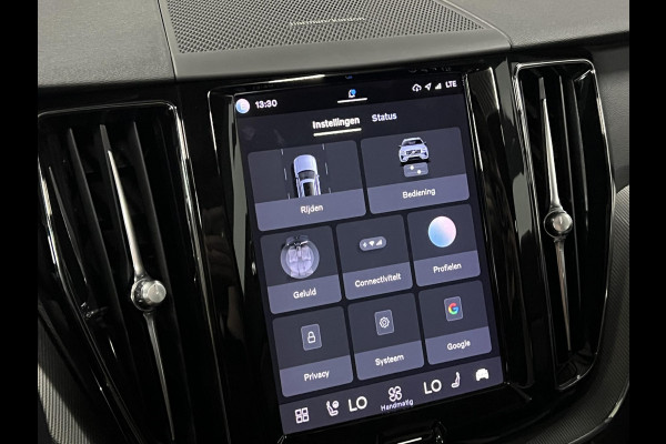 Volvo XC60 T6 AWD Recharge Plus Dark Adaptive cruise | Open dak | Stuur-/Stoelverwarming | Harman & Kardon | Camera | Google | 21" wielen