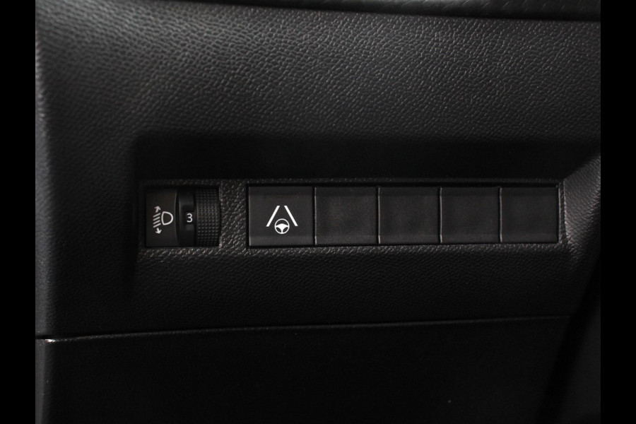 Peugeot 2008 1.2 Hybrid 136 pk Automaat Allure Navigatie Apple Carplay/Android Auto Climate Control Dab Led Parkeer sensoren Cruise Control Stoelverwarming