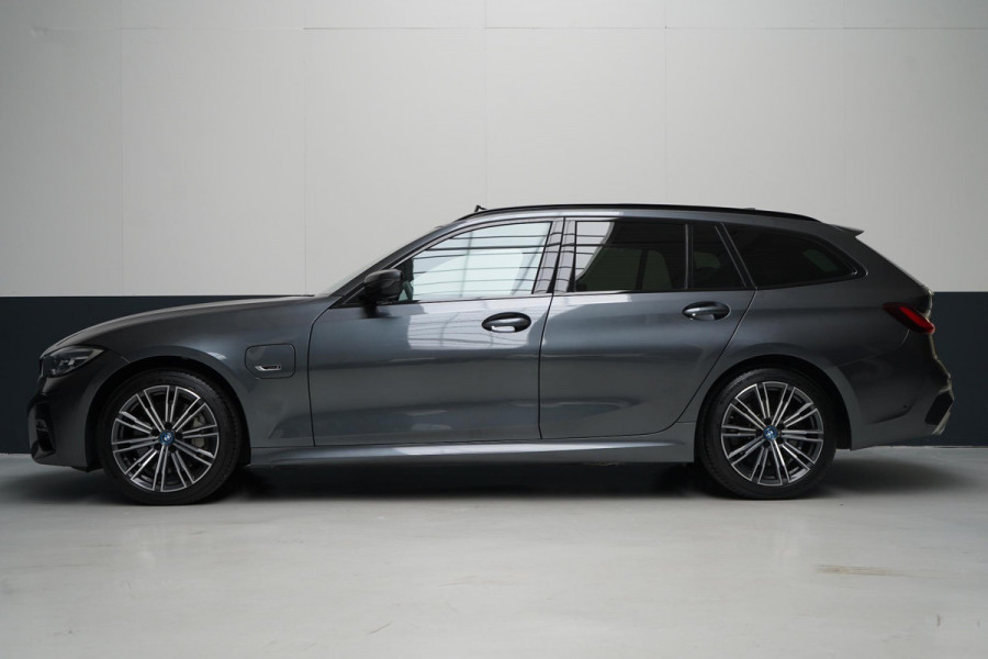 BMW 3 Serie Touring 330e High Executive | SoH 90% | Panoramadak | Trekhaak | Memory | Stuurverwarming | Carplay | Stoelverwarming