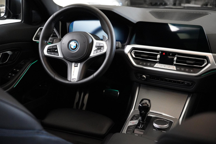 BMW 3 Serie Touring 330e High Executive | SoH 90% | Panoramadak | Trekhaak | Memory | Stuurverwarming | Carplay | Stoelverwarming