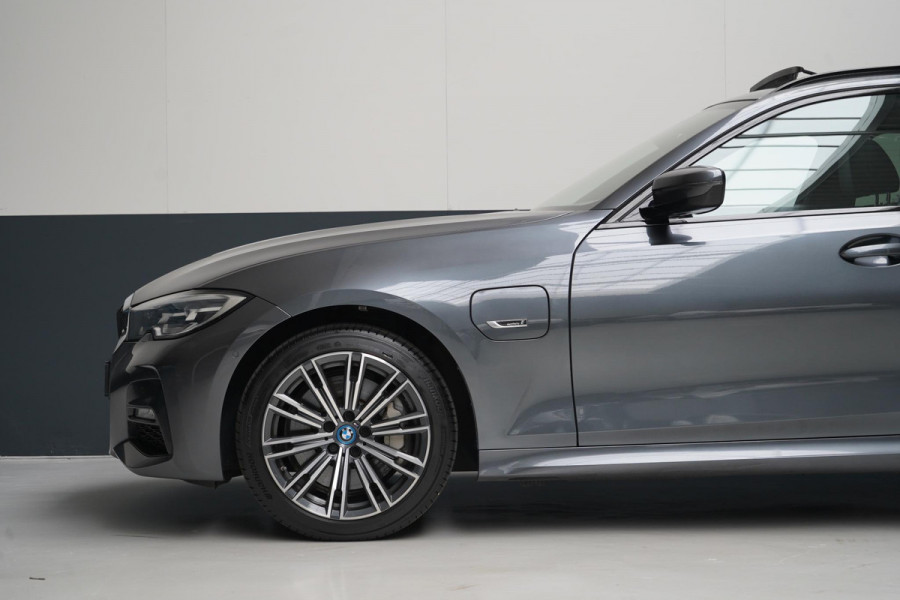 BMW 3 Serie Touring 330e High Executive | SoH 90% | Panoramadak | Trekhaak | Memory | Stuurverwarming | Carplay | Stoelverwarming
