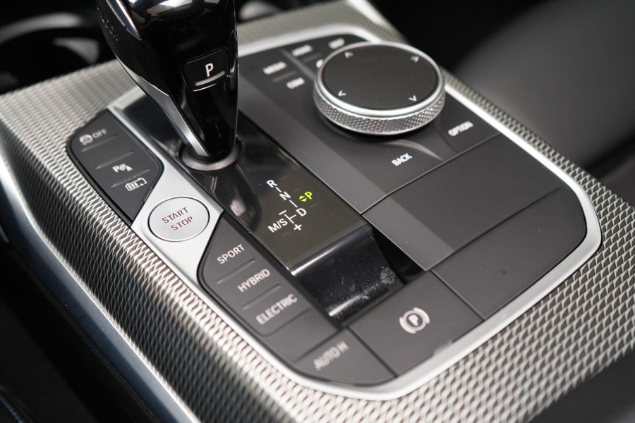 BMW 3 Serie Touring 330e High Executive | SoH 90% | Panoramadak | Trekhaak | Memory | Stuurverwarming | Carplay | Stoelverwarming