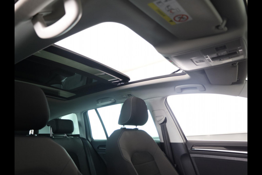 Volkswagen Golf Variant 1.0 TSI Highline 115PK | Panoramadak | Digitaal dashboard | Navigatie | Stoelverwarming