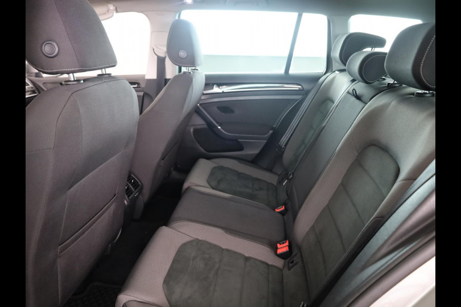 Volkswagen Golf Variant 1.0 TSI Highline 115PK | Panoramadak | Digitaal dashboard | Navigatie | Stoelverwarming
