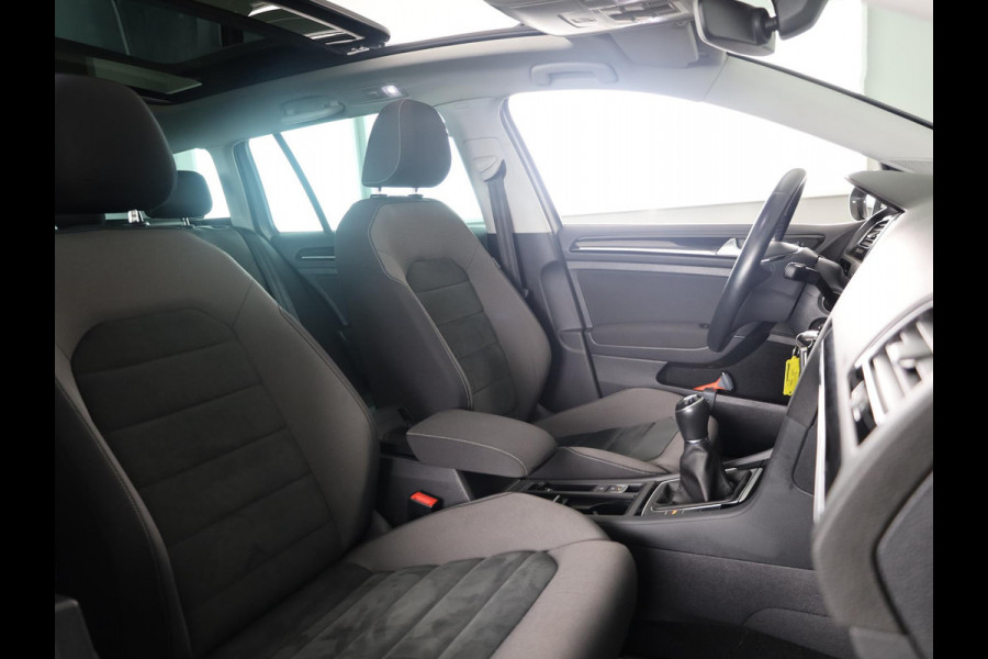 Volkswagen Golf Variant 1.0 TSI Highline 115PK | Panoramadak | Digitaal dashboard | Navigatie | Stoelverwarming