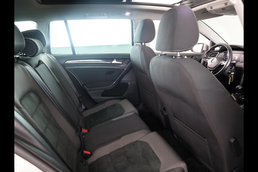 Volkswagen Golf Variant 1.0 TSI Highline 115PK | Panoramadak | Digitaal dashboard | Navigatie | Stoelverwarming