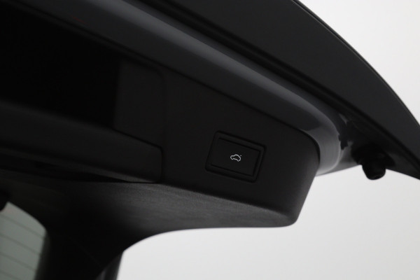 Volkswagen ID.5 Pro 77 kWh 204 PK, SOH 96 %, Panoramadak, Trekhaak, Memory, Massage, Carplay, Winterpakket, 360 Camera