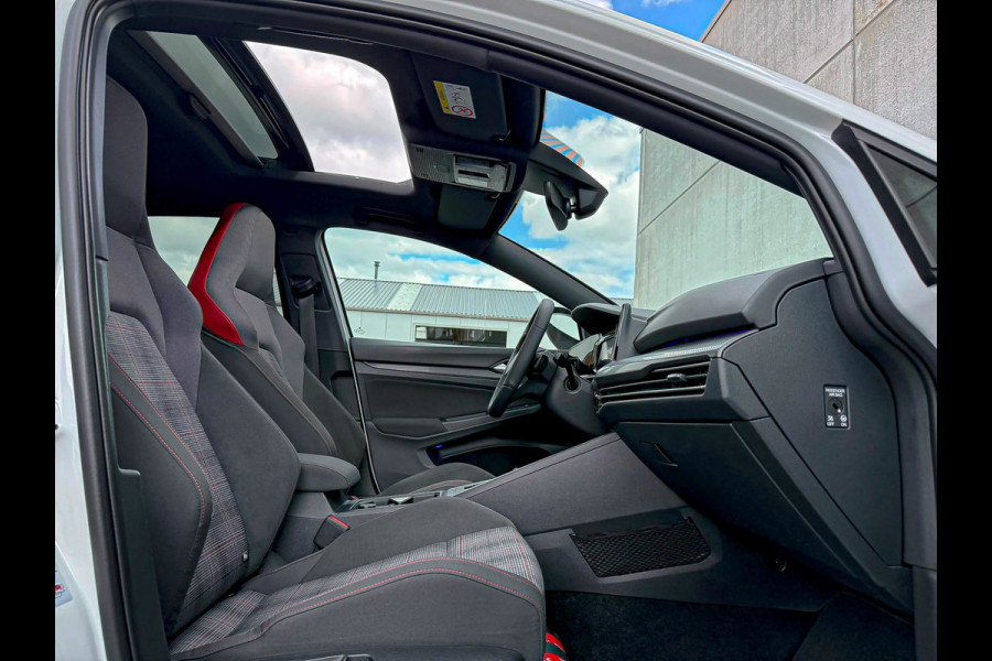 Volkswagen Golf 2.0TSI GTI 245pk DSG! OEM DEALER|Panoramadak|Virtual|IQ LED 3D|GTI Kuipstoelen|Harman Kardon|NAVI|Camera|19Inch R!